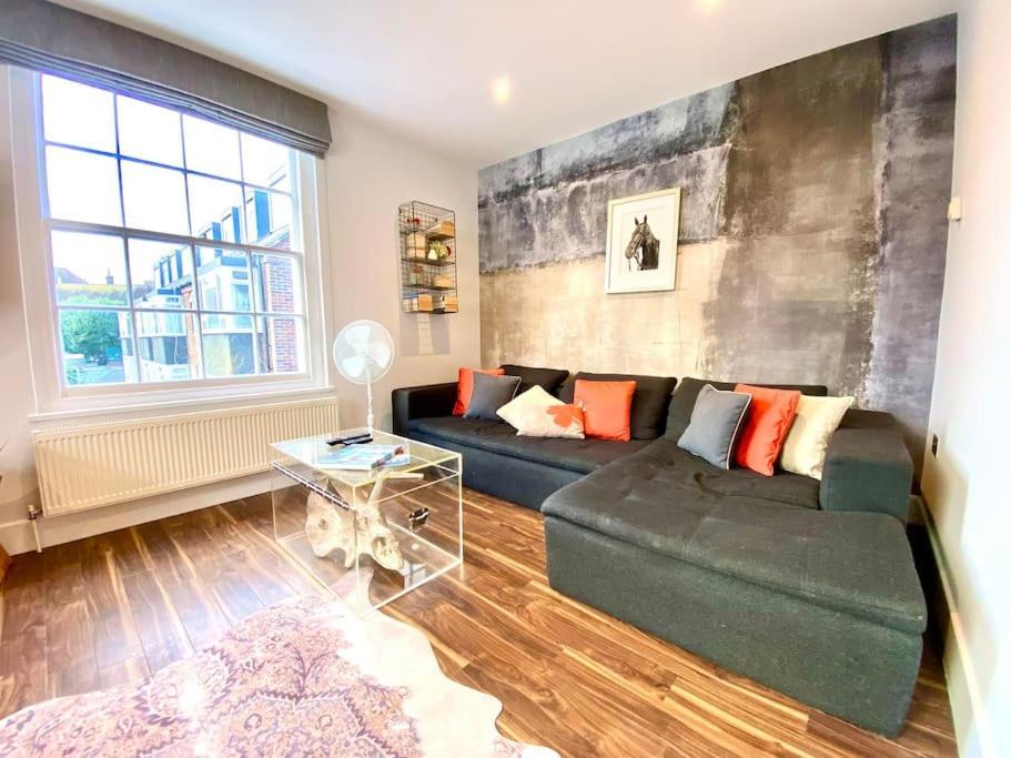 Stunning Little House On Poole Quay - Free Secure Parking & Wifi - In The Heart Of The Old Town - Great Location - Free Parking - Fast Wifi - Smart Tv - Newly Decorated - Sleeps 2! Close To Poole & Bournemouth & Sandbanks Exterior photo
