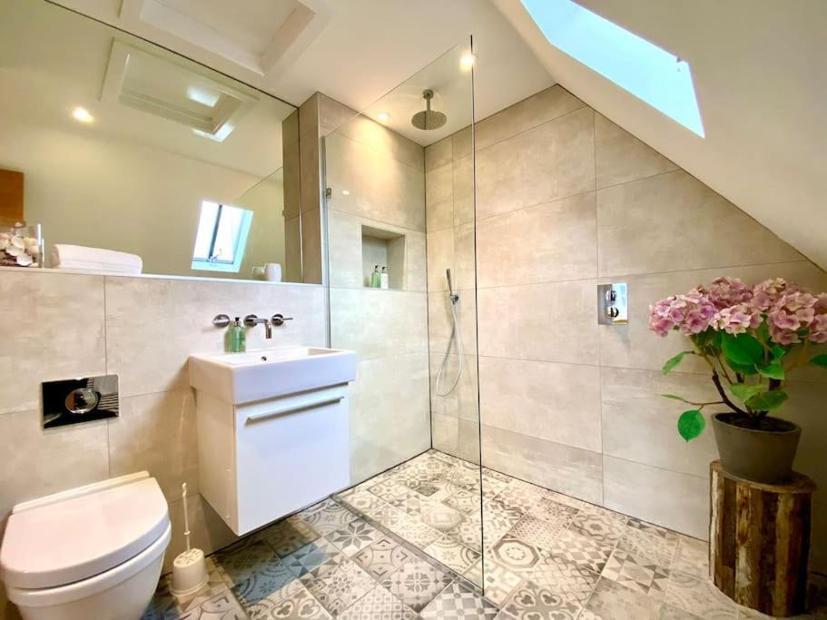 Stunning Little House On Poole Quay - Free Secure Parking & Wifi - In The Heart Of The Old Town - Great Location - Free Parking - Fast Wifi - Smart Tv - Newly Decorated - Sleeps 2! Close To Poole & Bournemouth & Sandbanks Exterior photo