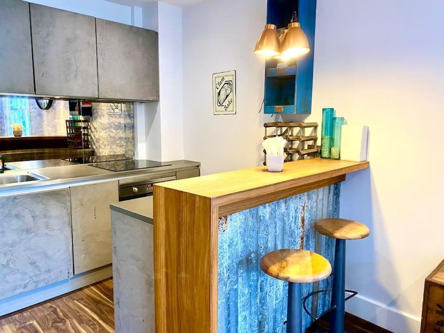 Stunning Little House On Poole Quay - Free Secure Parking & Wifi - In The Heart Of The Old Town - Great Location - Free Parking - Fast Wifi - Smart Tv - Newly Decorated - Sleeps 2! Close To Poole & Bournemouth & Sandbanks Exterior photo